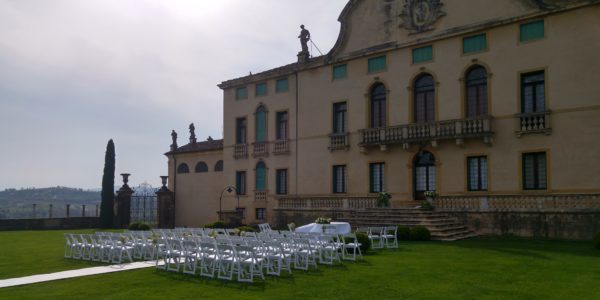 Allestimento per cerimonia nuziale con sedie bianche per gli invitati e un piccolo altare per gli sposi nel prato di fronte alla Facciata della Villa di Montruglio.