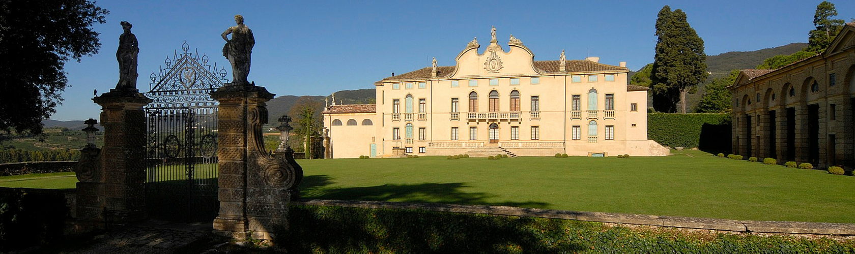 Vista della facciata, del giardino di Villa di Montruglio con scalinata e portico sulla destra