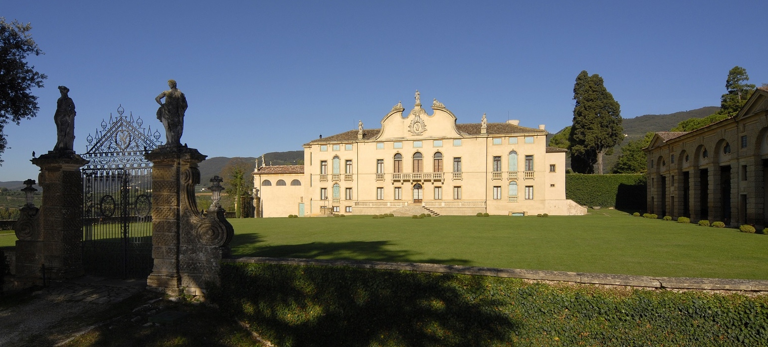 Facciata frontale e giardino della Villa di Montruglio con scalinata e portico sulla destra, sullo sfondo le colline vicentine.
