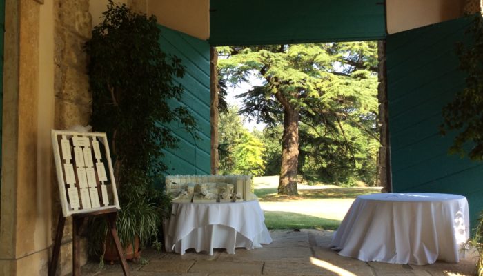 Allestimento per cerimonia nuziale, decorazioni fuori dalla Sala delle Armi della Villa di Montruglio, con tavoli e listini sotto al portico.