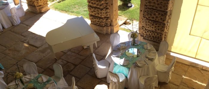 Allestimento per cerimonia nuziale, mise en place, pianoforte decorazioni sotto la Barchessa della Villa di Montruglio.