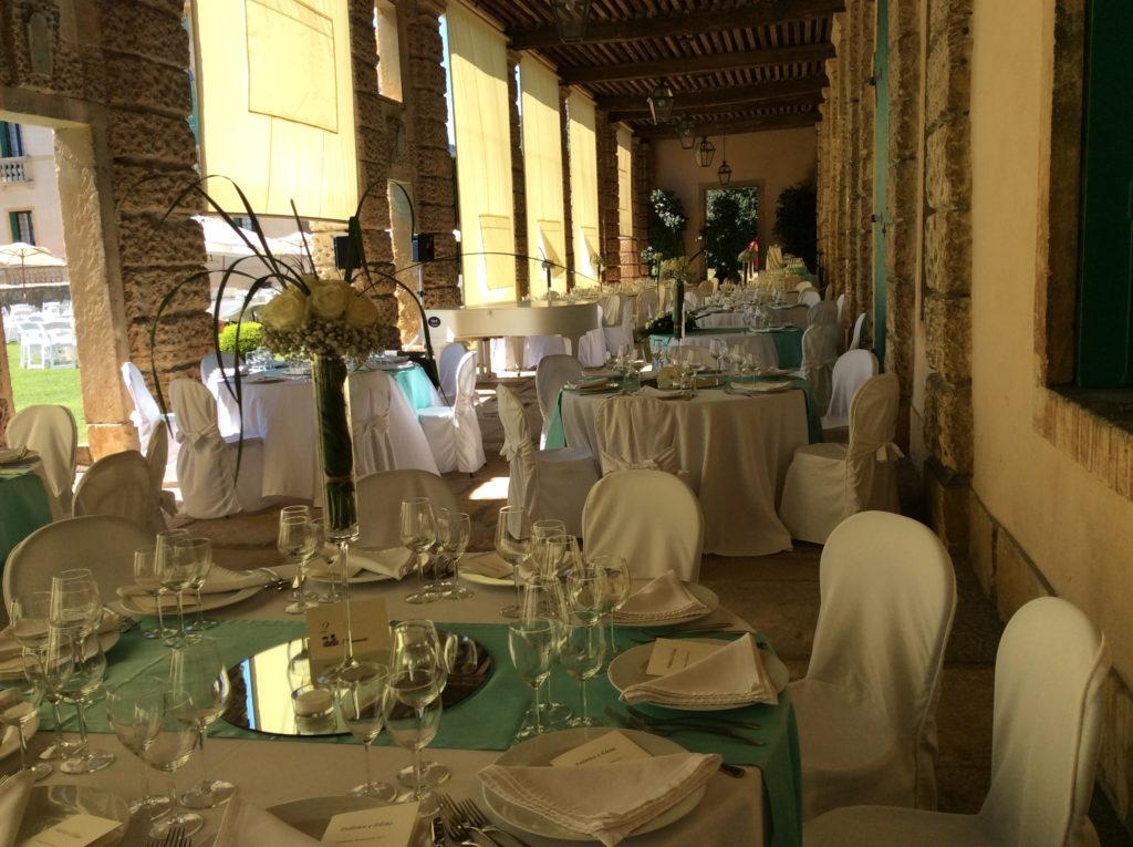 Allestimento per cerimonia nuziale, mise en place, decorazioni sotto la Barchessa della Villa di Montruglio.