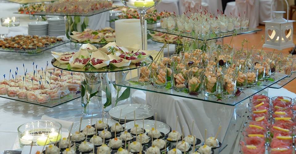 Buffet di nozze a Villa di Montruglio, con antipasti su piatti di vetro in diversi piani.