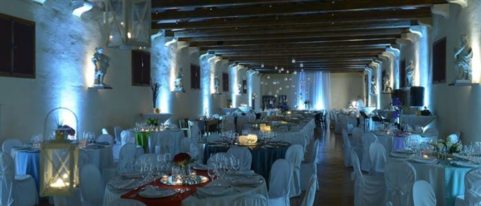 Allestimento per cerimonia nuziale, mise en place, decorazioni nella Sala dell'Olimpo della Villa di Montruglio.