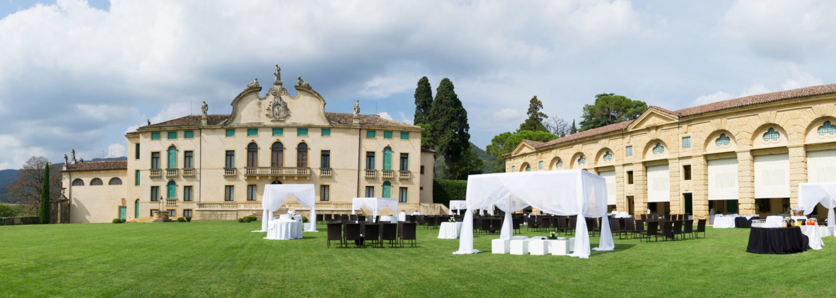 Allestimento per cerimonia con sedie e baldacchini sul Prato, di fronte la Facciata e la Barchessa della Villa di Monturglio.
