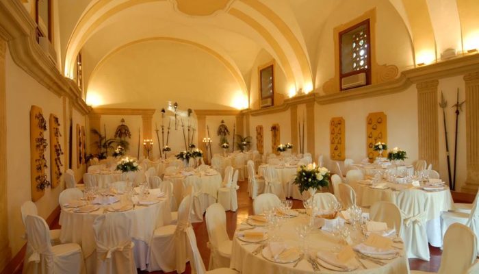 Allestimento per cerimonia nuziale, mise en place, decorazioni nella Sala delle Armi della Villa di Montruglio.