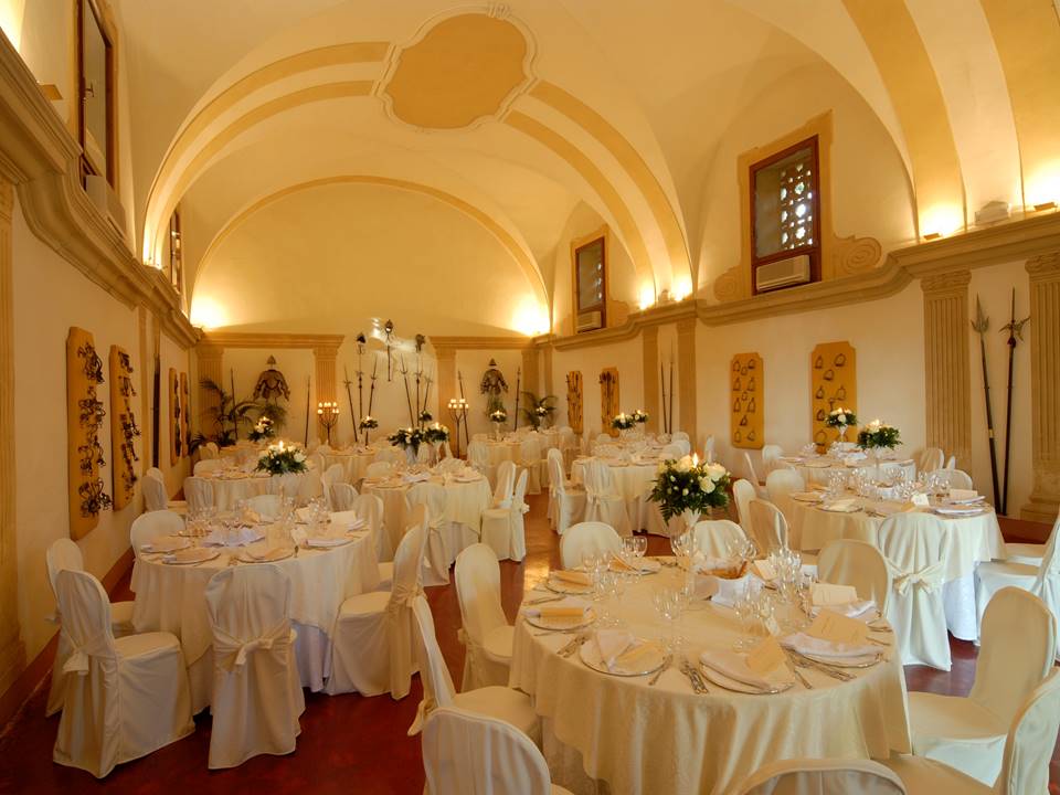 Allestimento per cerimonia nuziale, mise en place, decorazioni nella Sala delle Armi della Villa di Montruglio.
