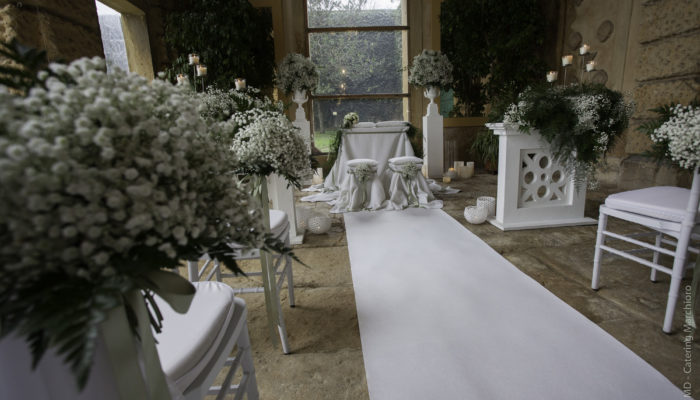 Allestimento per matrimonio civile a Villa di Montruglio, con decorazioni floreali, nastri e tappeti bianchi, con altare, sedute e sedie.