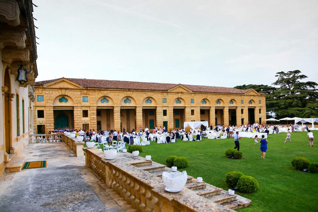 Allestimento nuziale con invitati nel prato di fronte la Barchessa della Villa di Montruglio.