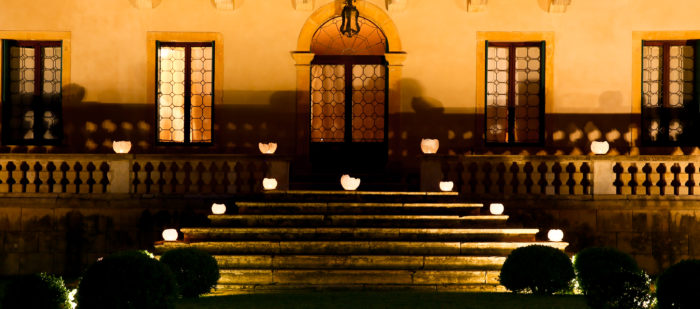 Vista notturna con illuminazione e dettagli nel giardino della scalinata della Villa di Montruglio.
