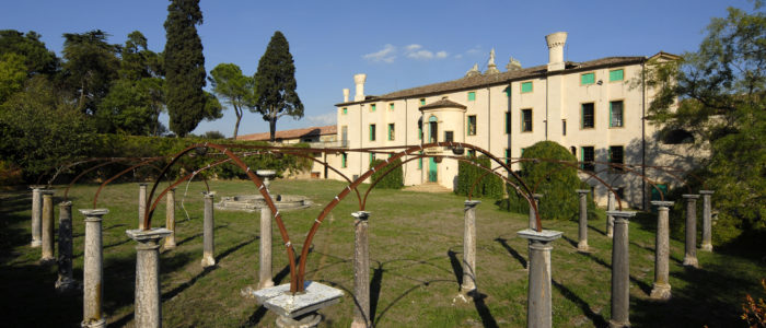Vista del complesso delle colonne in prospettiva all'interno del Brolo della Villa di Montruglio.