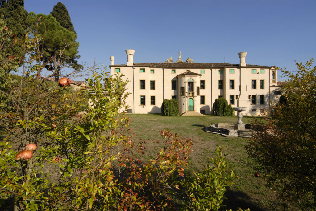 Vista del Brolo della Villa di Montruglio e la sua fontana scolpita dalle piante