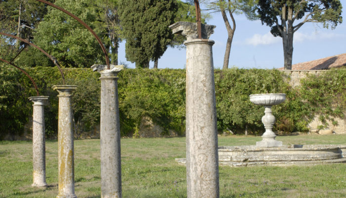 Sculture delle colonne in prospettiva e della fontana all'interno del Brolo della Villa di Montruglio.