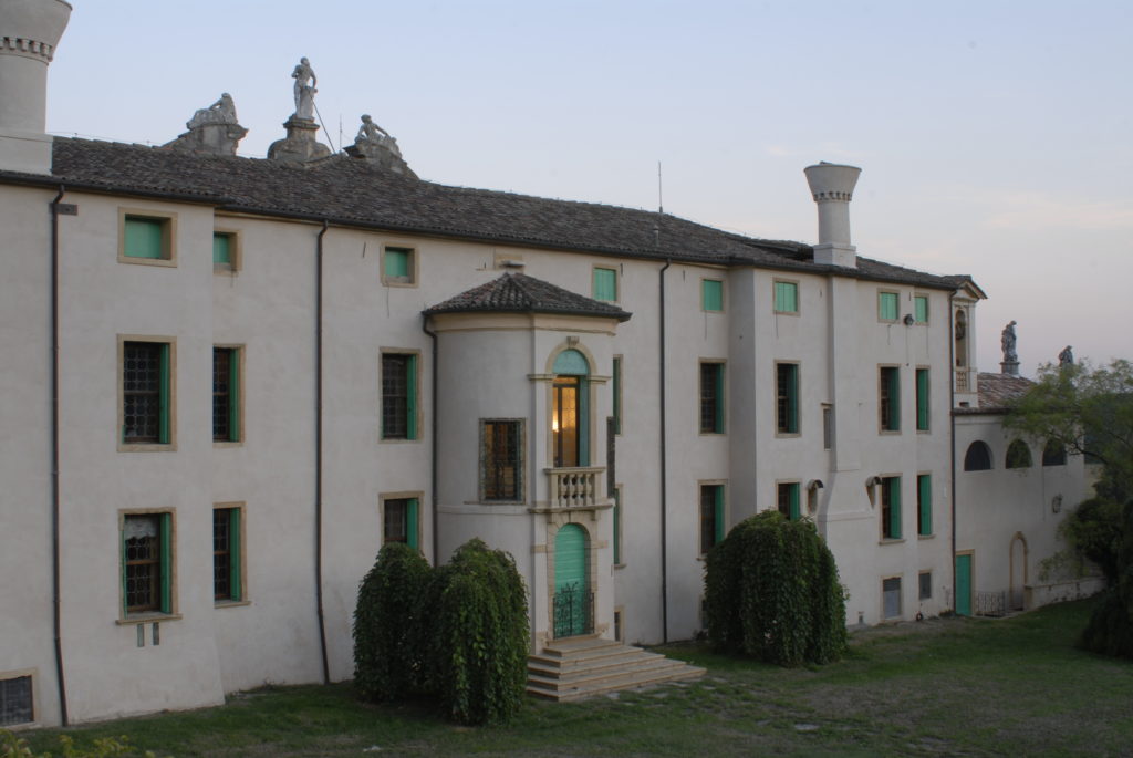 Vista di un lato della Villa di Montruglio con ballatoio all'imbrunire.