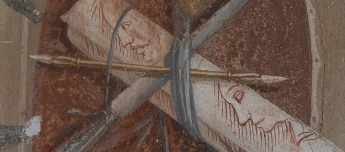 Dettaglio interno della parete affrescata di una delle sale della Villa di Montruglio, raffigurante uno scudo, delle armi, delle coccarde.