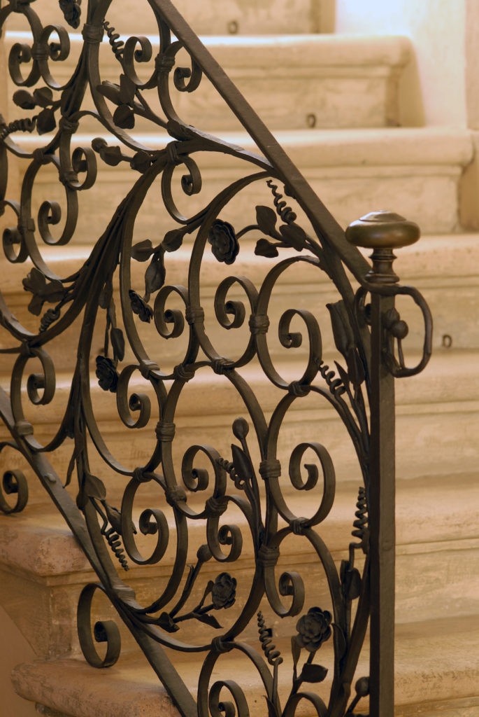 Ringhiera forgiata in ferro di una scalinata della Villa di Montruglio.