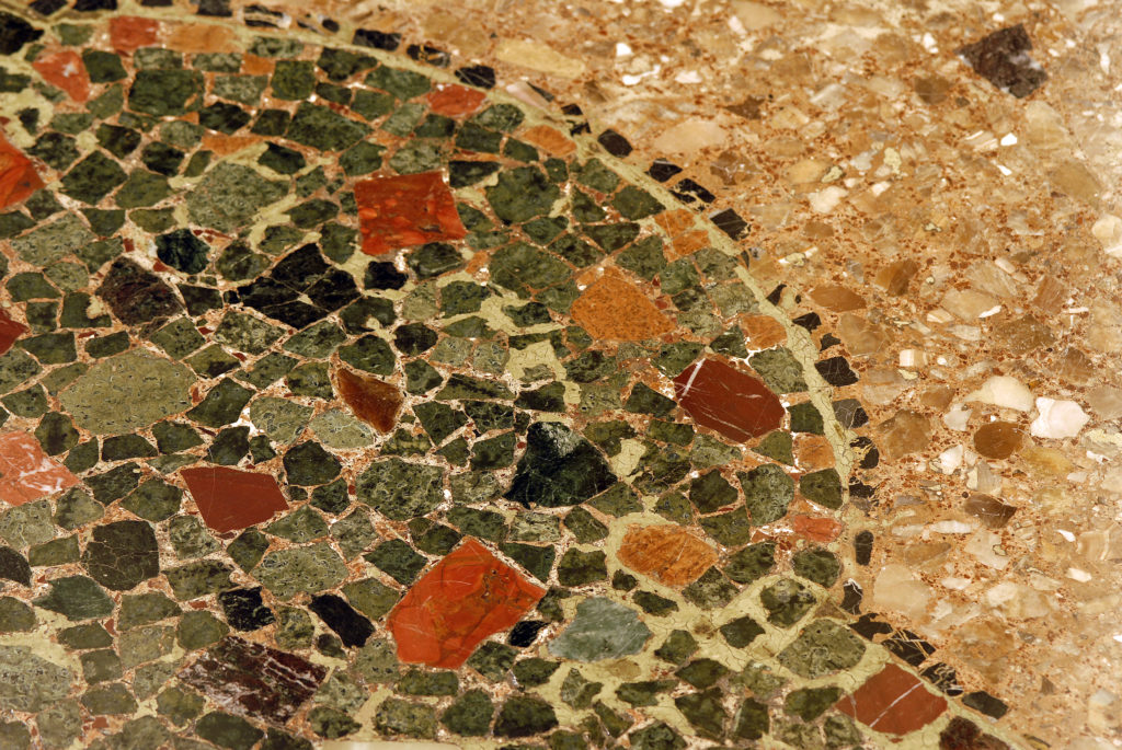 Pezzo di mosaico colorato di una sala della Villa di Montruglio.