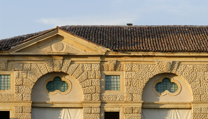 Visione delle lunette della Barchessa della Villa di Montruglio, con il tetto sovrastante, le pietre bugnate e le finestre a forma di trifoglio.